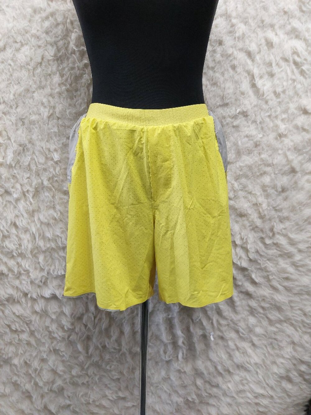 Lululemon Mans Yellow Lightweight Trail Running Short 7" Size S